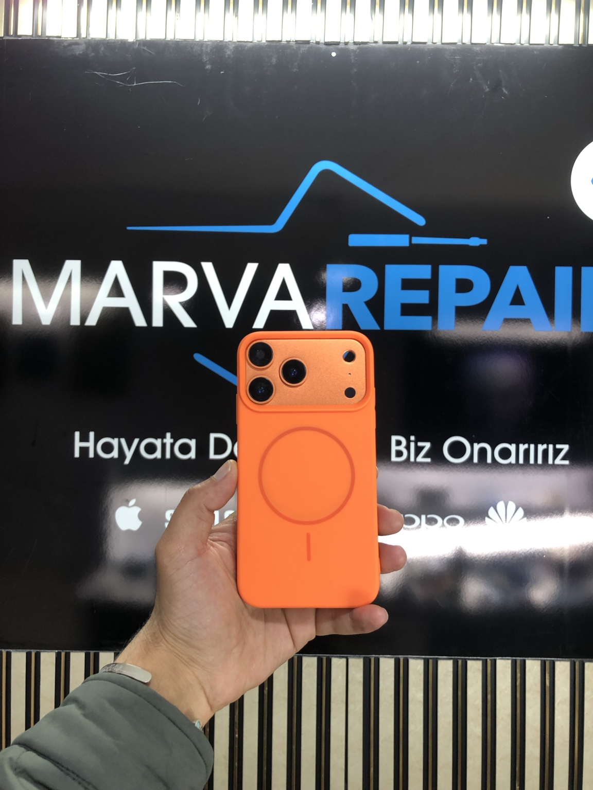 MarvaRepair mağazasında turuncu kasa dönüşümü uygulanmış gerçek cihaz
